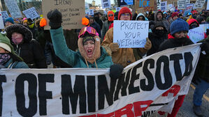 미 이민당국, 사살된 미국인 2명에 "용의자들" 지칭&hellip;시위대 분노