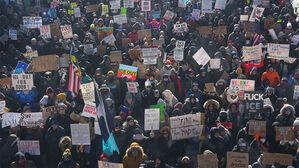 미 이민당국, 사살된 미국인 2명에 "용의자들" 지칭&hellip;시위대 분노