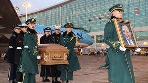 이해찬 전 총리 시신, 공항 도착 고국 품에&hellip;총리&middot;국회의장 영접