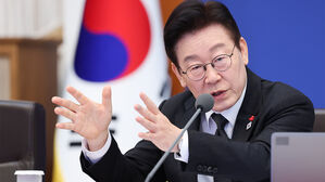 이 대통령 "부동산 왜곡 바로잡아야&hellip;굳은 의지로 실효적 정책 추진"