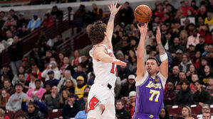 돈치치&middot;제임스 70점 합작&hellip;레이커스, 시카고 제압