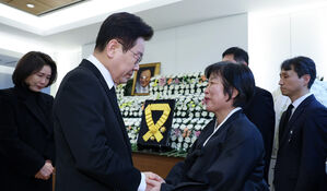 이 대통령, 눈물 훔치며 고 이해찬 총리 조문&hellip;무궁화장 추서