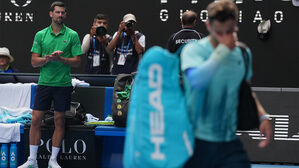 조코비치의 천운&hellip;두 세트 내주고 기권승으로 호주오픈 준결승행