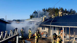화재로 주택에 갇힌 90대 노인&hellip;주민 3명 의기투합해 구조