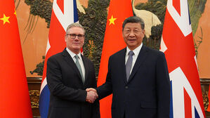 스타머 총리, 시진핑에 '취향 저격' EPL 맨유 경기 공인구 선물