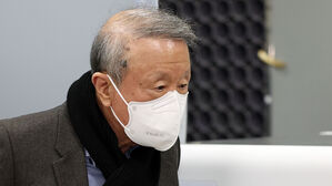 '횡령&middot;배임' 홍원식 남양 전 회장 징역 3년&hellip;법정구속 피해