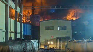 김해 비철금속 공장 화재&hellip;12시간째 진화 중