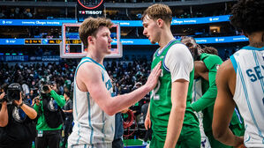NBA 신인상 후보 맞대결서 크니플, 49점 넣은 플래그에 판정승