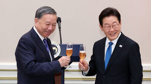 이 대통령, 베트남 또 럼 서기장 연임 축하 통화&hellip;"호혜적 협력 적극 추진"