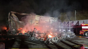 안성 골프카트 제조 창고서 화재&hellip;1시간 만에 큰 불길 잡아