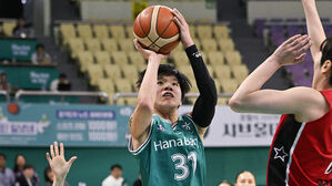 여자농구 선두 하나은행, BNK 격파&hellip;진안 더블 더블