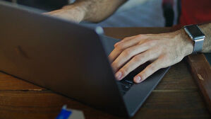 '갑자기 100만 원'넘게 뛴 노트북, 새내기들 등골 휜다