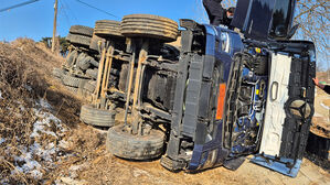 비탈길서 25톤 덤프트럭이 '쾅'&hellip;운전자 중태