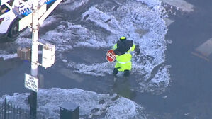 물바다 도로에서 학생을 어깨에&hellip;미국 안전요원 선행 화제