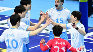 '러셀 28점+이든 데뷔전' 대한항공, KB손보 꺾고 선두 추격