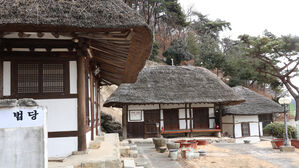 국내 4채 중 3채 보존된 김해 '갈대집' 지붕 훼손돼 보수 시급