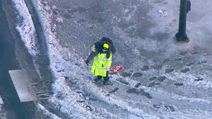 아이를 어깨에 메더니&hellip;"영웅" 찬사 쏟아진 장면