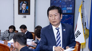 '전 당원 투표' 밝히자&hellip;정청래 면전서 "주류 교체 시도"