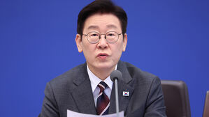 이 대통령 "집값과 주가 같은 선상 판단 안 돼&hellip;집 없는 사람 고통"