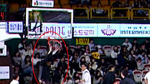 덩크 연습 중 골대 박살&hellip;괴력의 마이클 에릭