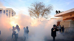 미 판사, ICE '선제 최루탄 사용' 일단 제동&hellip;"나라 갈림길에"