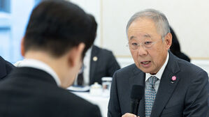 이 대통령 만난 경제계 "10대 그룹, 5년간 270조 원 지방 투자"