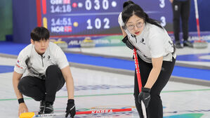 '대한민국 첫 출격' 컬링 믹스더블, 스웨덴 남매에 완패