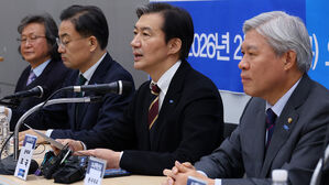 조국, '합당은 대권 알박기' 비판에 "음모론&hellip;예의 없다"