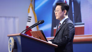이 대통령 "몰빵 전략 이제 한계"&hellip;국토 균형발전 거듭 강조