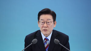 이 대통령 "서울 아파트 한 평 3억 말이 되나&hellip;정치가 해결해야"