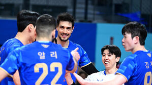 '천적' 현대캐피탈 꺾은 우리카드, 5경기 만에 첫 승 신고