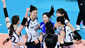 '임명옥 공백 없었다' IBK기업은행, 흥국생명에 3대 0 완승