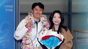 '금의환향' 김상겸&hellip;아내에게 은메달 선물