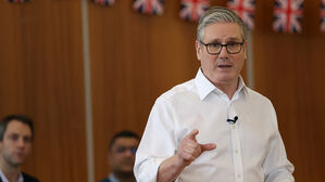 일단은 한숨 돌린 영국 스타머 총리&hellip;앞날은 '안갯속'