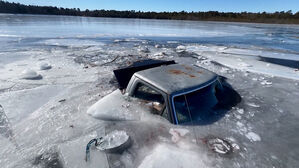 꽁꽁 언 호수 한가운데 '빼꼼'&hellip;전날 밤 영상에 눈살