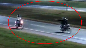 오토바이 타면서 '탕탕'&hellip;"엉덩이 총상" 숨었지만