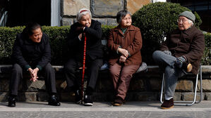 중국서 노년층 인터넷 중독 심각&hellip;"돈&middot;건강 잃고 가족과 갈등"