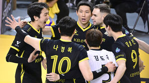 '비예나 27점' KB손해보험, 삼성화재 완파&hellip;4위 맹추격