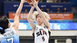 여자농구 BNK, 신한은행 잡고 공동 4위로&hellip;안혜지 3점 버저비터
