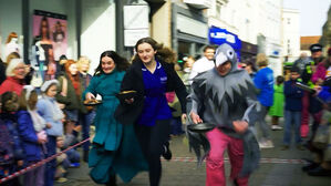 프라이팬 들고 전력질주&hellip;"수백 년 전통" 눈길