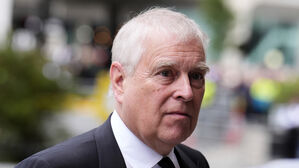 앤드루 전 영국 왕자, 공무상 부정행위 혐의로 체포돼