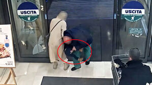 마트서 아이 손잡고 나오자 '확'&hellip;충격 영상