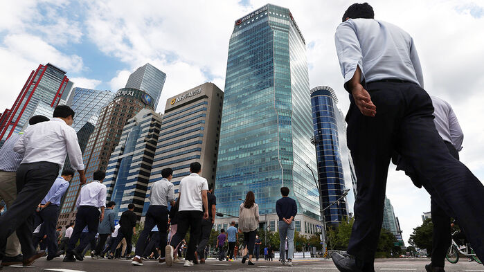 BOK Warns Big Bonuses at Samsung, SK Hynix Could Drive Up Inflation