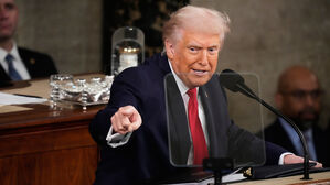 트럼프, 미 최장 국정연설&hellip;민주당엔 "미쳤다"&middot;하키팀엔 '활짝' 극과 극