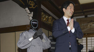 일 '로봇 승려' 시대 오나&hellip;경전 읊고 합장하는 '붓다로이드' 등장