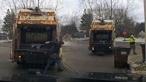 쓰레기통 열었다가 '화들짝'&hellip;"웬 남성이" 정체