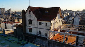 9층 빌딩 옥상에 2층 기와집?&hellip;희귀 매물 '눈길'