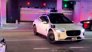 "비켜달라" 호소에도 꿋꿋&hellip;구급차 길막한 택시 해명