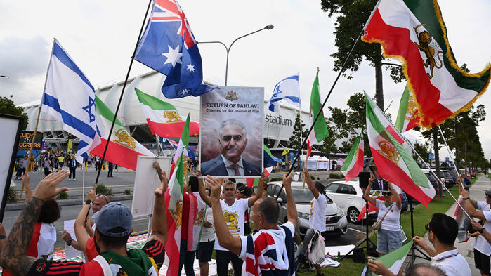 침묵했던 이란 여자축구 대표팀, 이번엔 '경례'하며 '국가 제창'
