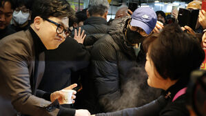 한동훈, 부산 찾아 "윤어게인 당권파 반성해야&hellip;보수 궤멸 위기"